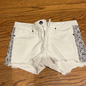 Chip & Pepper white denim shorts. Size 25.